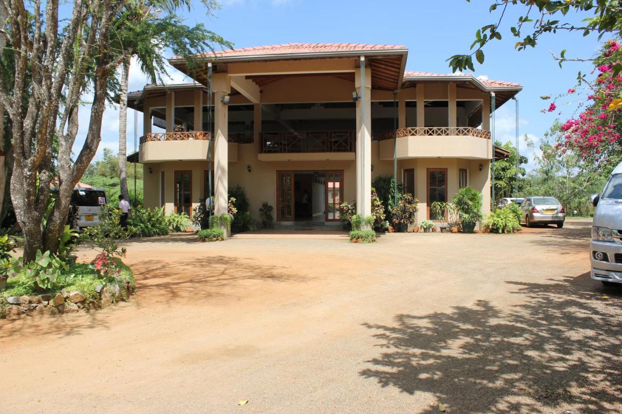 Hibiscus Garden Hotel Tissamaharama Extérieur photo