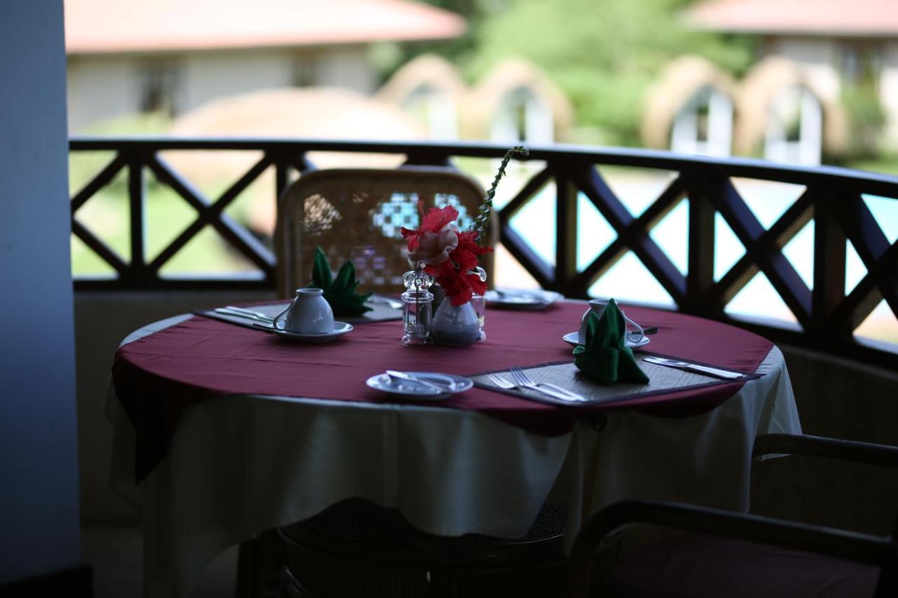 Hibiscus Garden Hotel Tissamaharama Extérieur photo