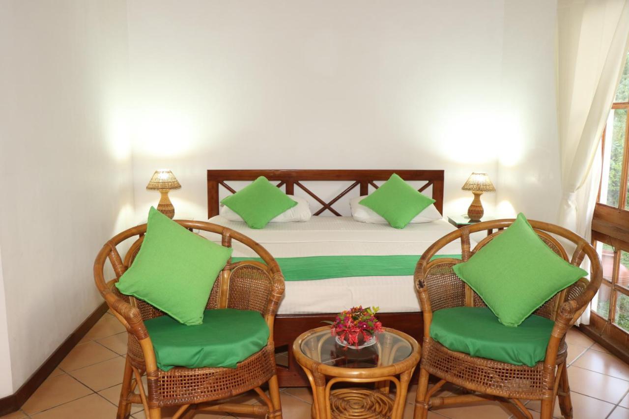 Hibiscus Garden Hotel Tissamaharama Extérieur photo