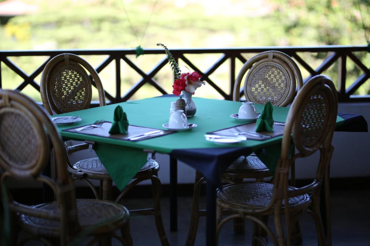 Hibiscus Garden Hotel Tissamaharama Extérieur photo